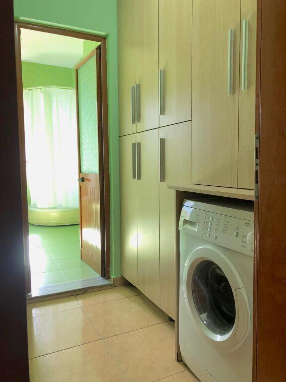 Jepet me qera Apartamenti 2+1 , Rruga Jordan Misja te shinat , 370 mije leke