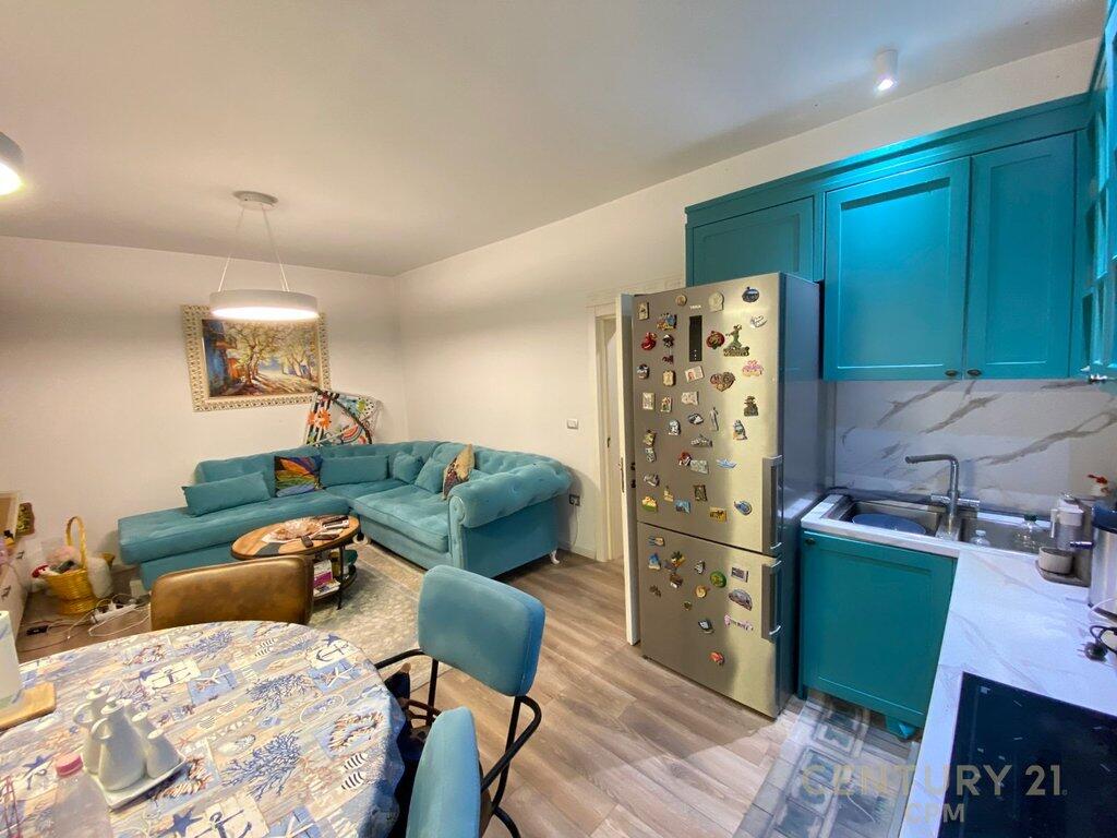 SHESIM APARTAMENT 2+1 PRANE QENDRES!!!