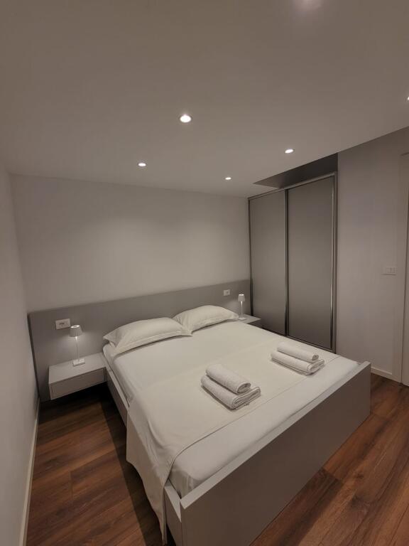 APARTAMENT 1+1 ME QERA RRUGA DURRESIT - BLLOKU I AMBASADAVE