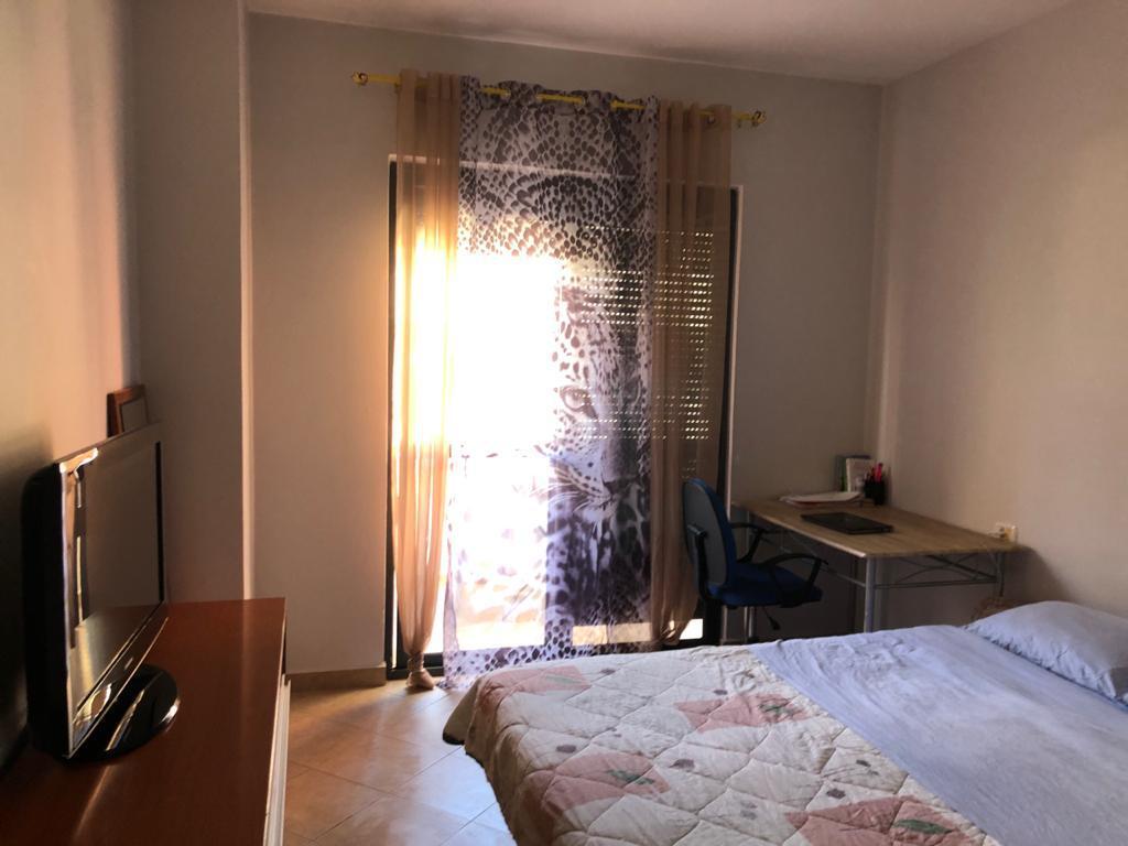 Shitet apartament 2+1 spacioz , buze rruges Frang Bardhi