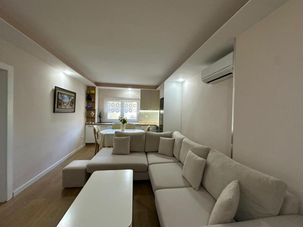 Apartament 1+1 per qira tek Kika 1/Komuna e Parisit.
