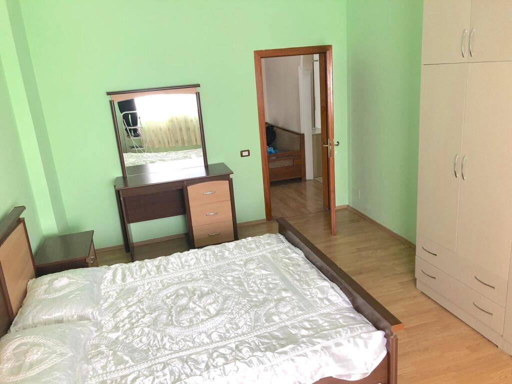 Jepet me qera Apartamenti 2+1 , Rruga Jordan Misja te shinat , 370 mije leke