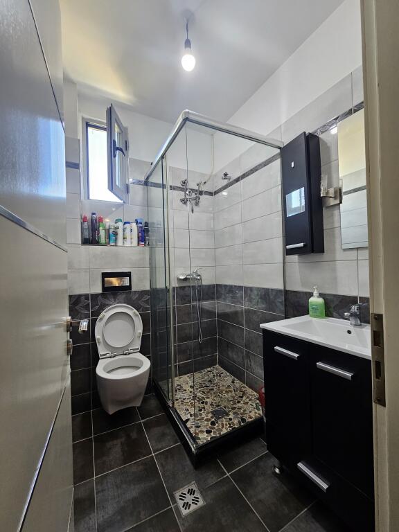 VENDESI APPARTAMENTO 2+1 – EX CAMPO DI AVIAZIONE 📍 Posizione: Ex campo di aviazione 🏢 Piano: 9 ultimo 📐 Superficie: 85 m² lordo / 74 m² netto prezzo :163.000 euro