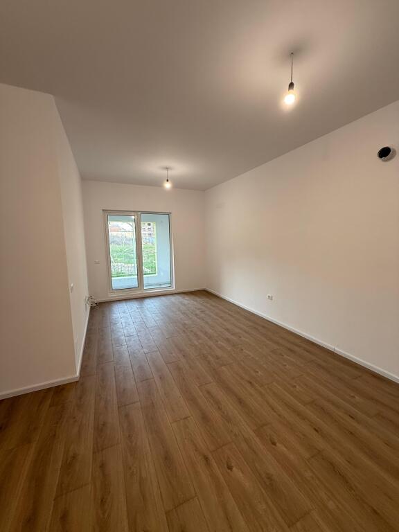 Shitet apartament 2+1+2 tek Ali Demi Kompleksi Kaimi !