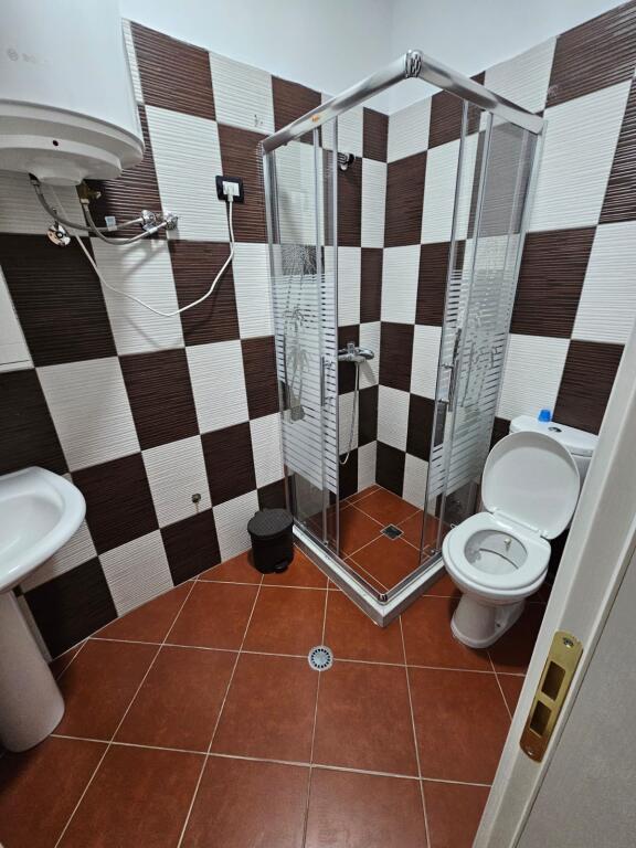 Appartamento 2+1+2 bagni + posto auto in affitto – Lago Secco 📍 Posizione: 100 metri dall'Hotel Radisson 💶 Prezzo: 800 €/mese (posto auto incluso) 🏢 Situato al: 2° piano | Edificio nuovo con ascensore