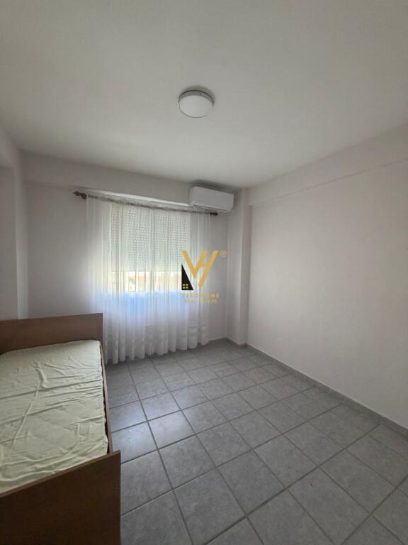 JEPET APARTAMENT 4+1+2 ME QERA TE RRUGA FORTUZI 100.000 LEKE