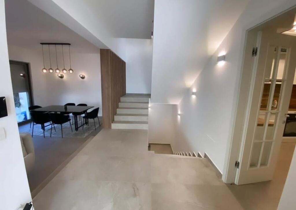 Rruga Elbasanit, Pallati Brigadave, ne Rezidencen me te bukur! shesim SUPER VILE, me pishine