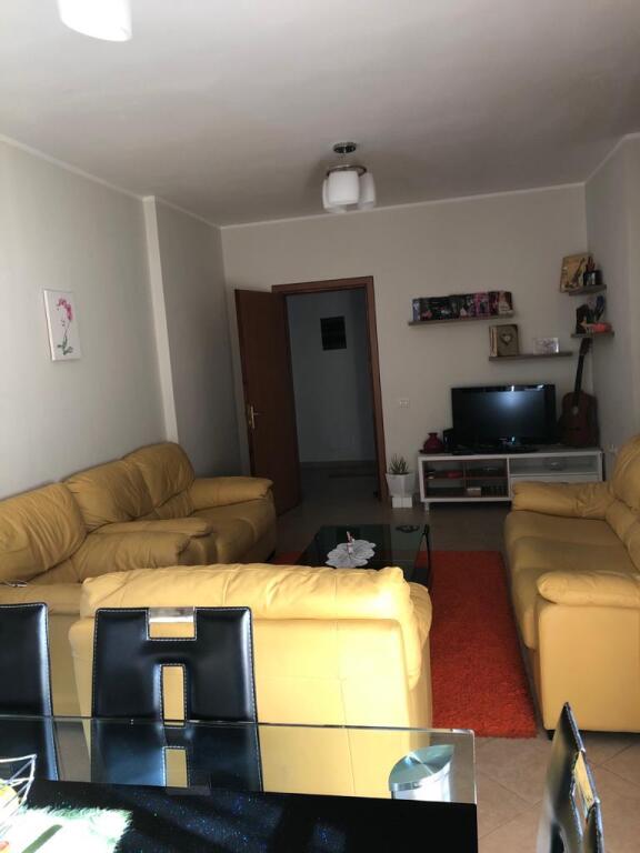 Shitet apartament 2+1 spacioz , buze rruges Frang Bardhi