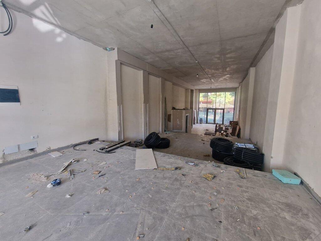 Ambient Komercial me Qira, kati zero, buzë rruge kryesore – Rruga e Barrikadave, Qendër, Tiranë! 3,750 € /Muaj