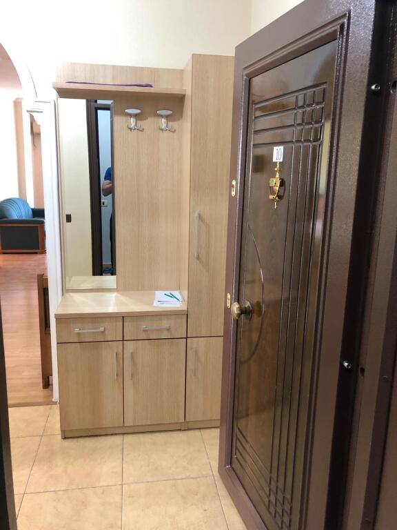 Jepet me qera Apartamenti 2+1 , Rruga Jordan Misja te shinat , 370 mije leke