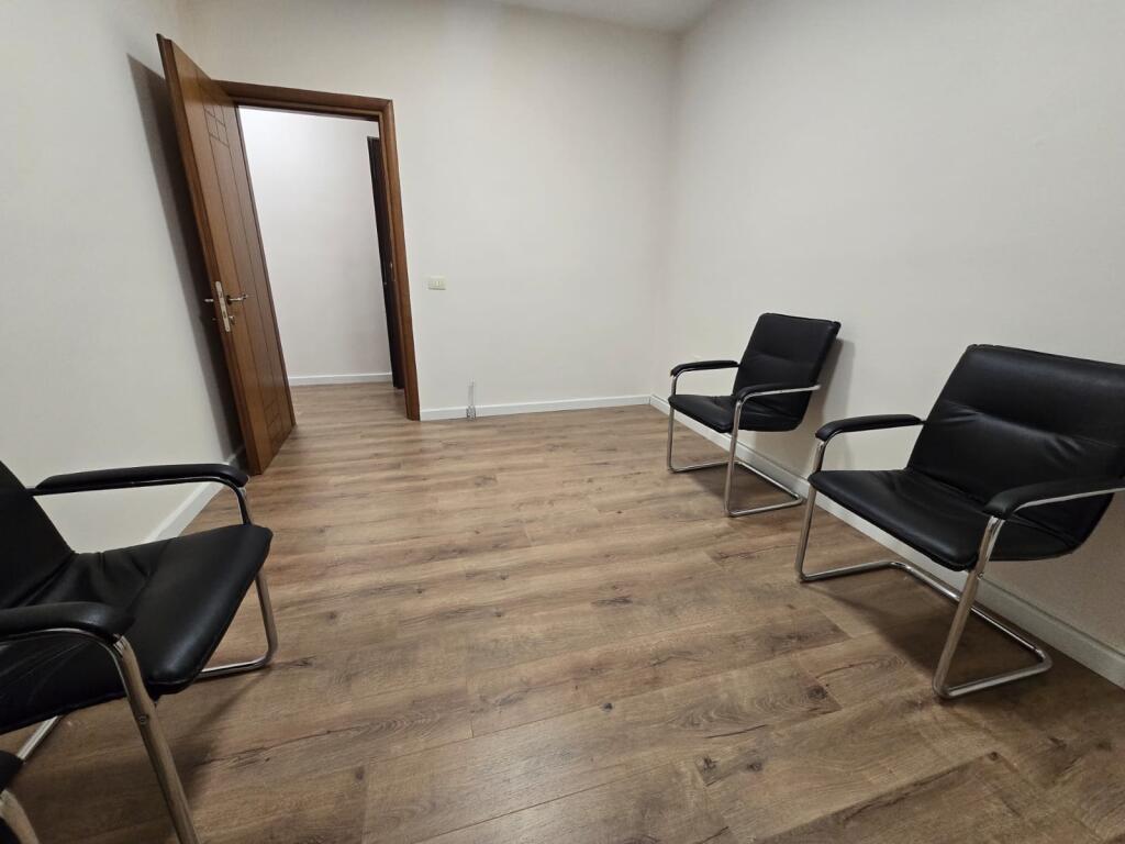 Zyre me qira , rruga e Kavajes /Qender