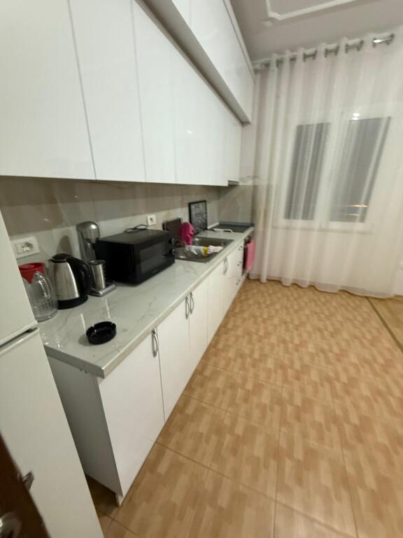 Nenstacioni elektrik, apartament 2+1 me qera 45,000 leke Siri Kodra