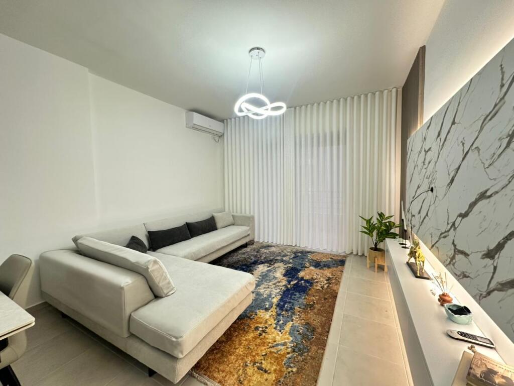 Apartament 2+1 me garazh për qira afatgjatë në Vlorë