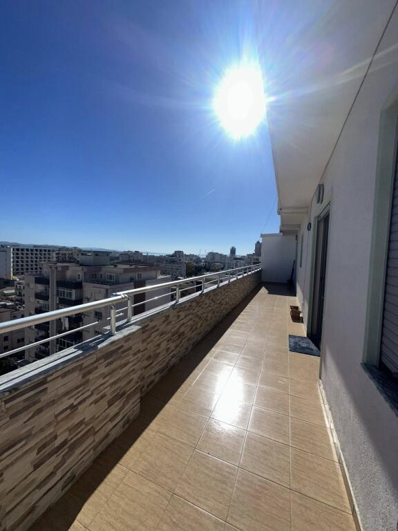 1+1 + BALLKON PRANË QENDRËS 300EURO