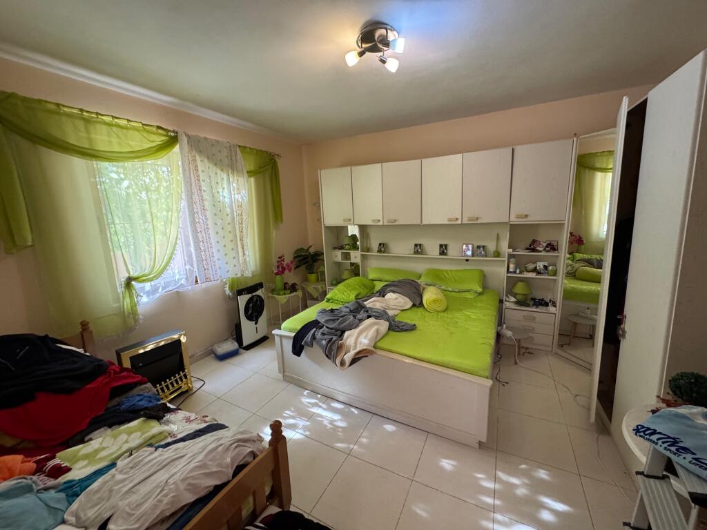 🏡 Jepet me qira shtëpi private në rrugën Frosina Plaku  Shtëpia është e përshtatshme si për banim familjar, ashtu edhe për biznes (kopsht, çerdhe, zyra, etj). 📍 Vendndodhje e qetë dhe e aksesueshme 💰 Çmimi i diskutueshëm