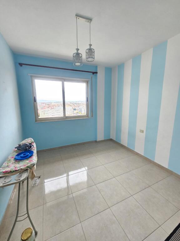 JEPET ME QERA APARTAMENT 2+1 TEK ISH URT DURRES