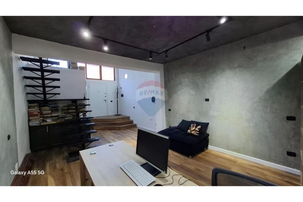 Office for rent in the Paris Commune area. !