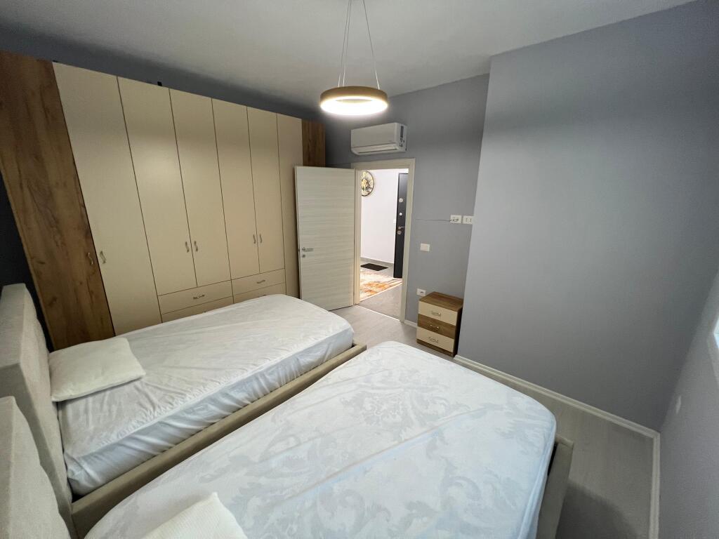 📣 QERA SUPER Apartament 2+1 Me Parking 📍 River Residence, Prane Green City ✨   🏢 Ndertim i Ri  🪜 Kati 7 (Me Ashensor)  🛋️ Mobiluar Me Kushte Bashkekohore  👨👩👧👦 Preferohen Kliente Familjare   💶 Cmimi 700 Euro Bashke Me Parking