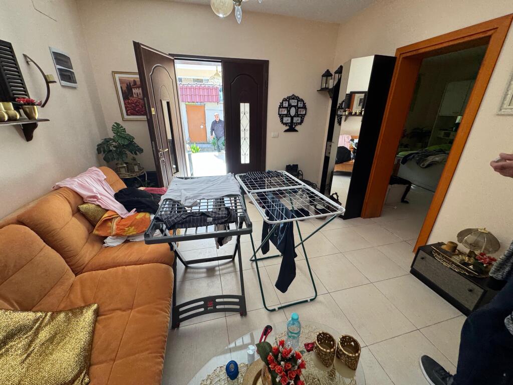 🏡 Jepet me qira shtëpi private në rrugën Frosina Plaku  Shtëpia është e përshtatshme si për banim familjar, ashtu edhe për biznes (kopsht, çerdhe, zyra, etj). 📍 Vendndodhje e qetë dhe e aksesueshme 💰 Çmimi i diskutueshëm