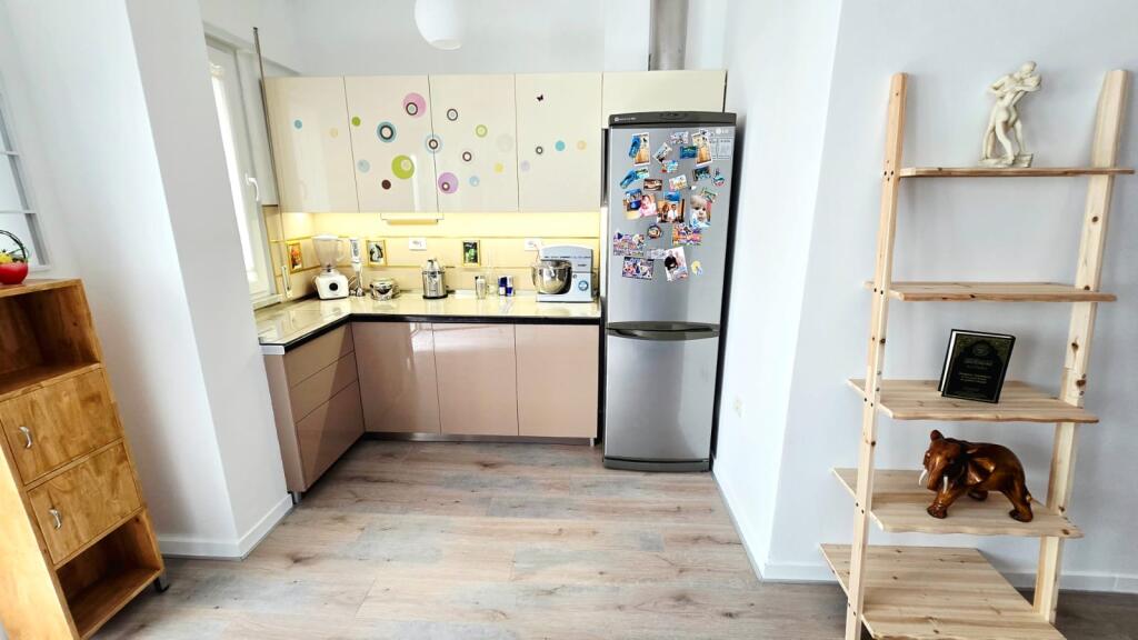 3+1,i mobiluar te liqeni i thate,cmimi 1400 euro me post parkimi