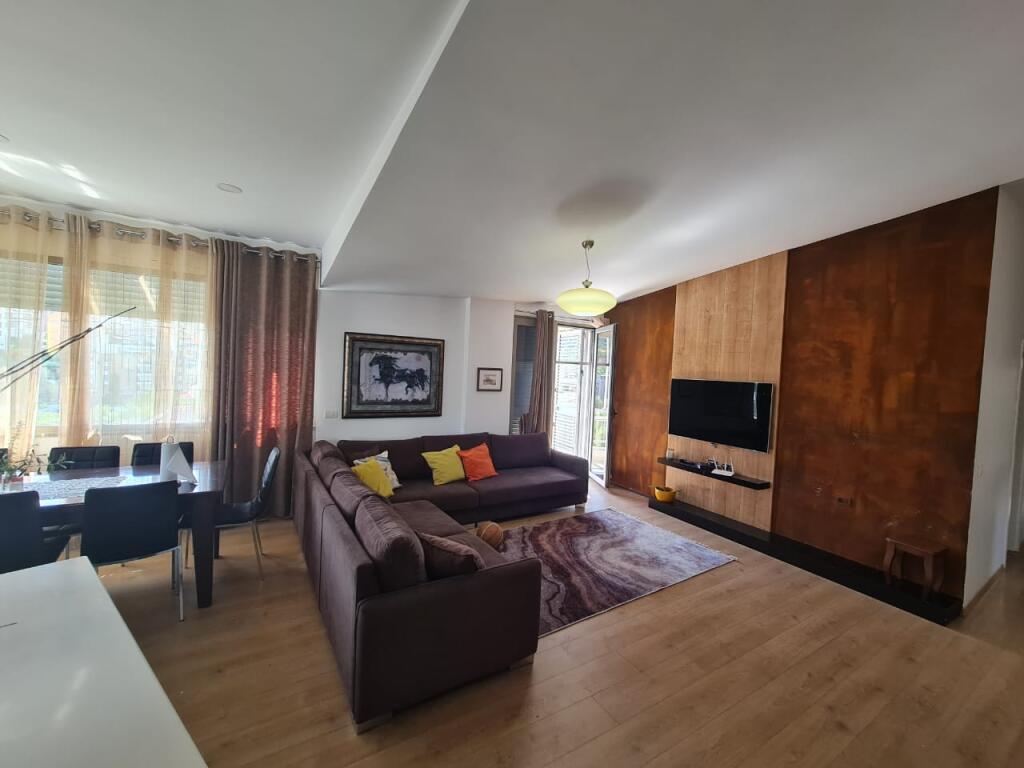 Jepet me qera 3+2 mobiluar ashensor liqeni that 900 eu