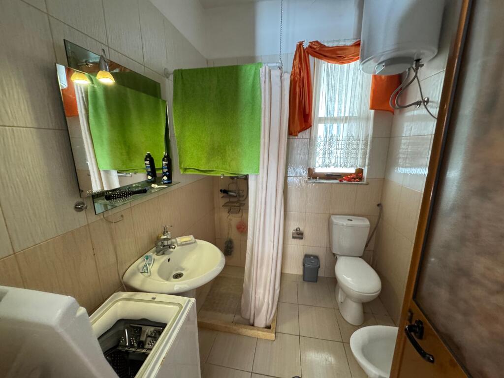 🏡 Jepet me qira shtëpi private në rrugën Frosina Plaku  Shtëpia është e përshtatshme si për banim familjar, ashtu edhe për biznes (kopsht, çerdhe, zyra, etj). 📍 Vendndodhje e qetë dhe e aksesueshme 💰 Çmimi i diskutueshëm