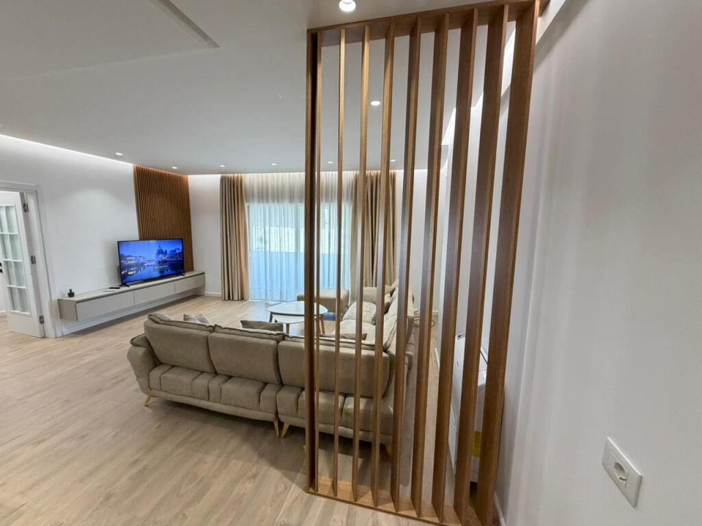 🏢 Apartament 2+1+2 me 2 ballkone për qira – Zogu i Zi  📍 Vendndodhja: Zogu i Zi 🏠 Sipërfaqja: 130 m² 🏢 Kati: 3 (me 2 ashensorë) 🛏 Dhoma: 2 dhoma gjumi + 1 dhomë ndenjeje + 2 tualete 🌅 Ballkone: 2 💶 Çmimi: 1000 €/muaj