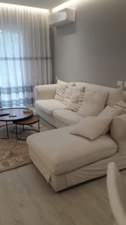 Shitet 2+1,rruga e barrikadave qender,cmimi 280 mije euro,parkim opsional