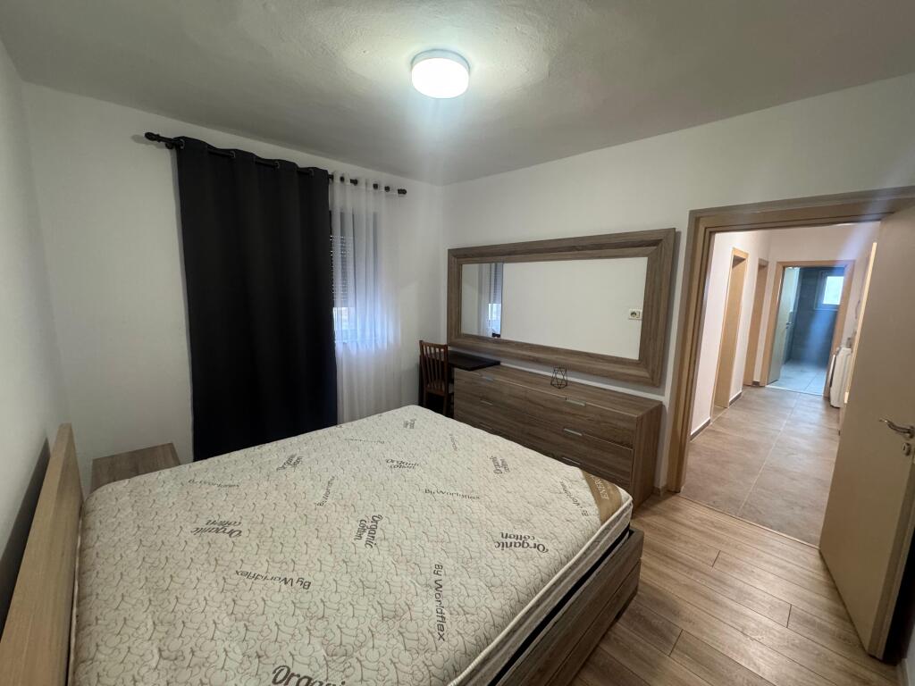 Apartament me qira 2+1 – Pranë kompleksit Asl, Rruga “Kongresi i Manastirit”  • Sipërfaqe: 2 dhoma gjumi + 1 sallon  • Kati: 3, pallat ekzistues  • Gjendja: Totalisht i mobiluar  • Çmimi: 45.000 leke te reja