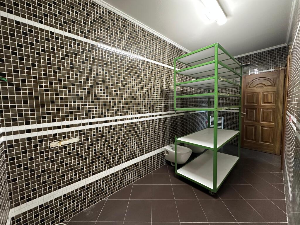 Ambient zyre per qira tek Rruga e Dibres.