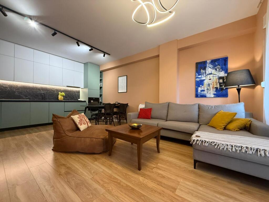 Apartament 2+1 per qira tek Rruga e Barrikadave