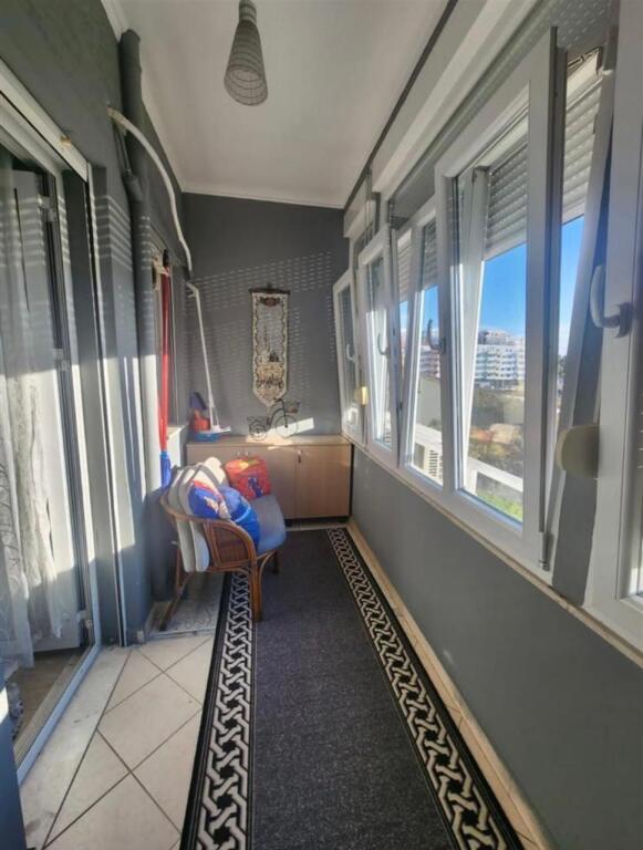 Jepet me qera Apartamenti 2+1+2 , Fresk prane restorant qesarake , 450 mije leke