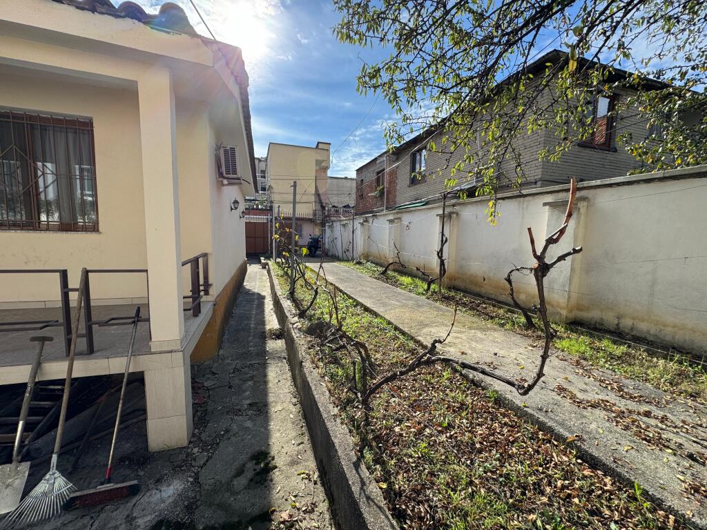 🏡 Jepet me qira shtëpi private në rrugën Frosina Plaku  Shtëpia është e përshtatshme si për banim familjar, ashtu edhe për biznes (kopsht, çerdhe, zyra, etj). 📍 Vendndodhje e qetë dhe e aksesueshme 💰 Çmimi i diskutueshëm