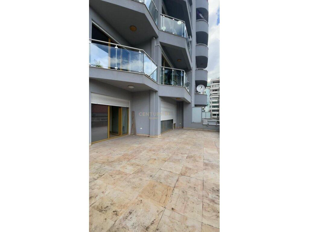 Spazio commerciale moderno con veranda nel cuore di Ish-Blloku per uffici/attività