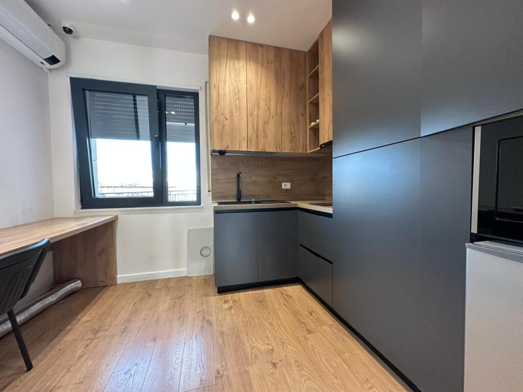 Ambient zyre per qira tek Bulevardi Zogu i Pare.