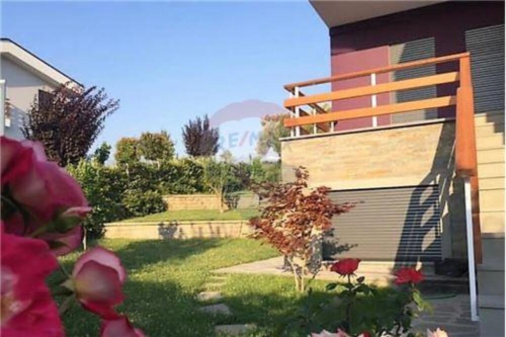 VILE ME QIRA 3 KATE NE LONG HILL RESIDENCE