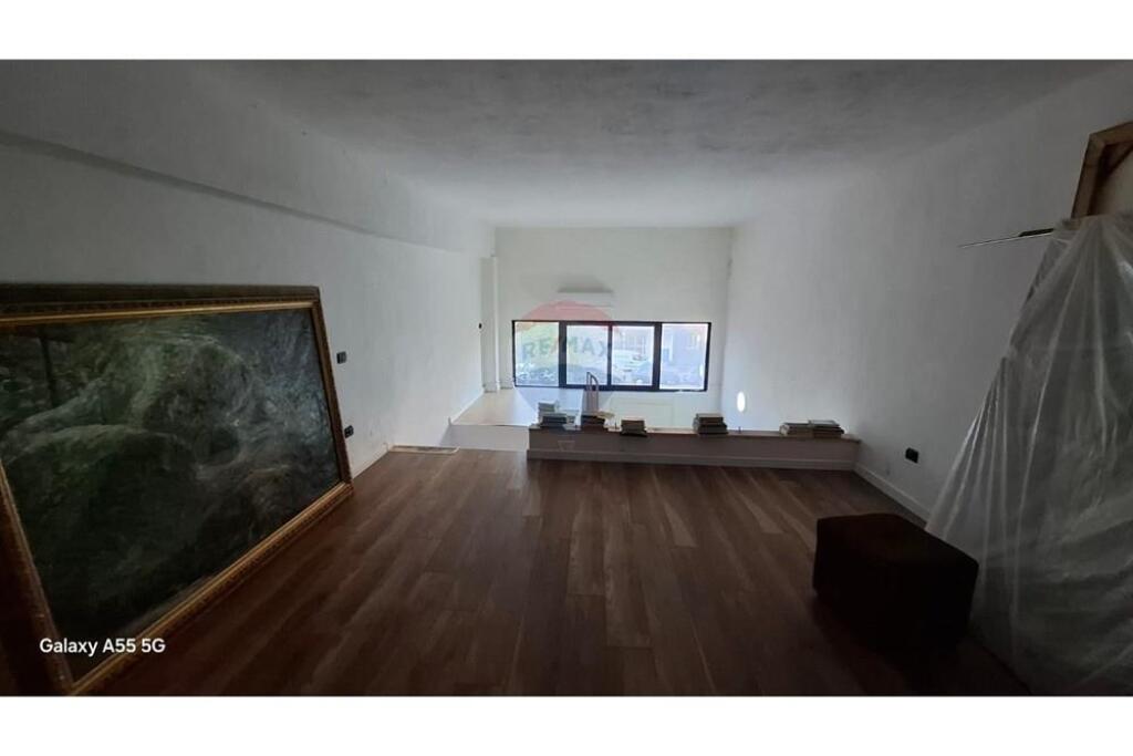 Office for rent in the Paris Commune area.