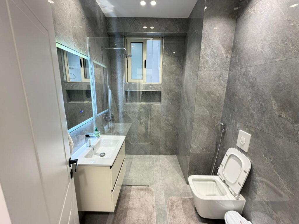 🏢 Apartament 2+1+2 me 2 ballkone për qira – Zogu i Zi  📍 Vendndodhja: Zogu i Zi 🏠 Sipërfaqja: 130 m² 🏢 Kati: 3 (me 2 ashensorë) 🛏 Dhoma: 2 dhoma gjumi + 1 dhomë ndenjeje + 2 tualete 🌅 Ballkone: 2 💶 Çmimi: 1000 €/muaj