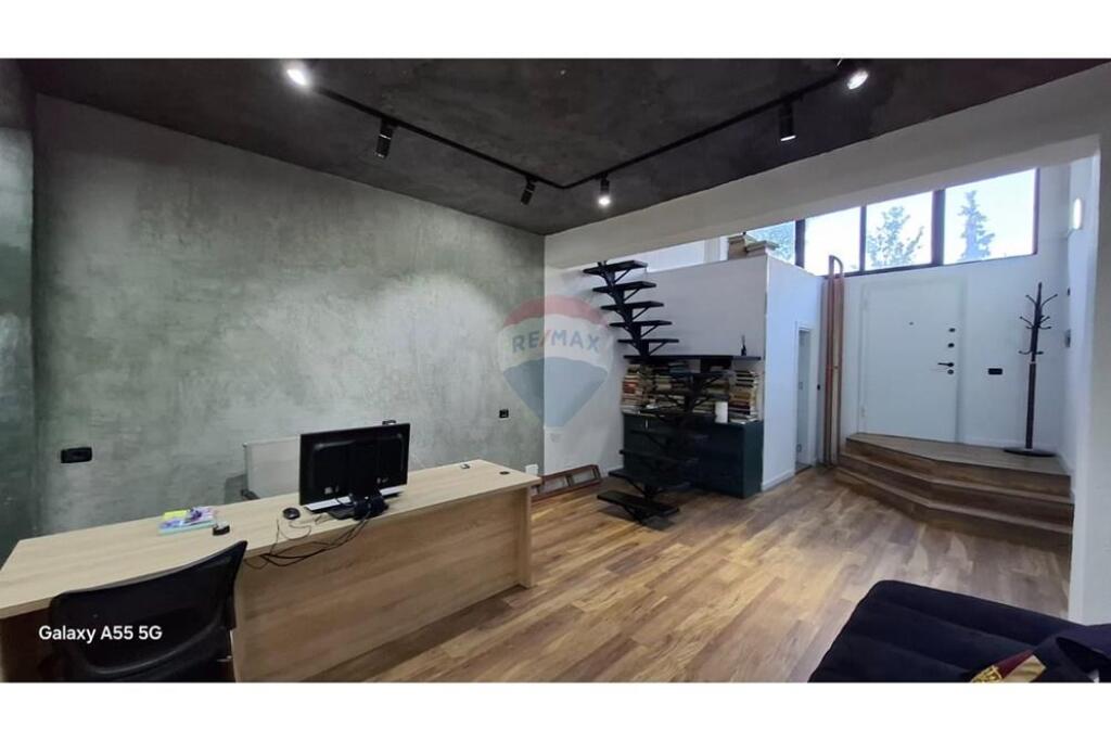 Office for rent in the Paris Commune area.