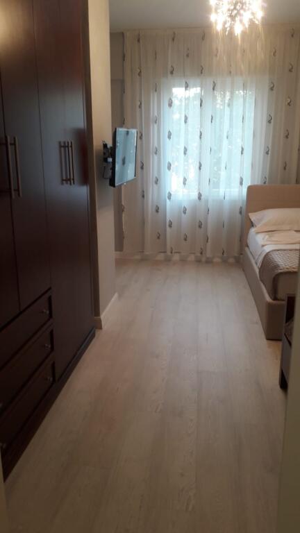 Shitet 2+1,rruga e barrikadave qender,cmimi 280 mije euro,parkim opsional