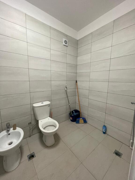 🏢 Shitet apartament 3+1 – Përballë Spitalit Amerikan 3, Tiranë