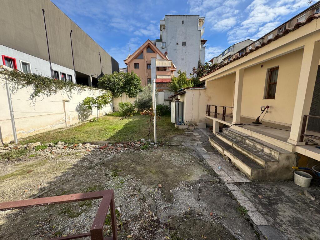 🏡 Jepet me qira shtëpi private në rrugën Frosina Plaku  Shtëpia është e përshtatshme si për banim familjar, ashtu edhe për biznes (kopsht, çerdhe, zyra, etj). 📍 Vendndodhje e qetë dhe e aksesueshme 💰 Çmimi i diskutueshëm