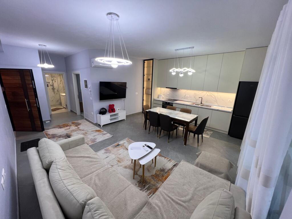 📣 QERA SUPER Apartament 2+1 Me Parking 📍 River Residence, Prane Green City ✨   🏢 Ndertim i Ri  🪜 Kati 7 (Me Ashensor)  🛋️ Mobiluar Me Kushte Bashkekohore  👨👩👧👦 Preferohen Kliente Familjare   💶 Cmimi 700 Euro Bashke Me Parking