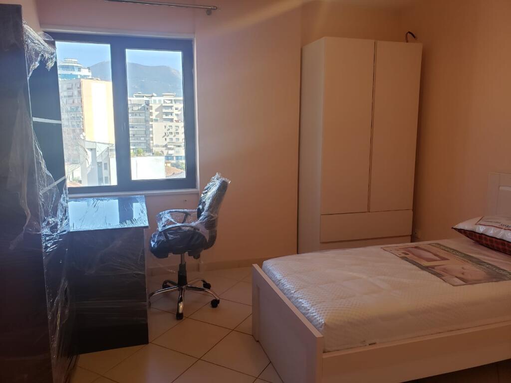 Apartament - Për Qira 3+1 - TE Barrikadat ne QENDER