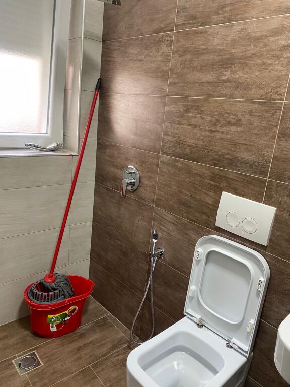 🏢Ne zonen e Varrit te Bamit,jepet me qera apartament 2+1, i mobiluar  55,000Leke