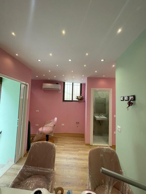 Dyqan me qera per activities te ndryshme.