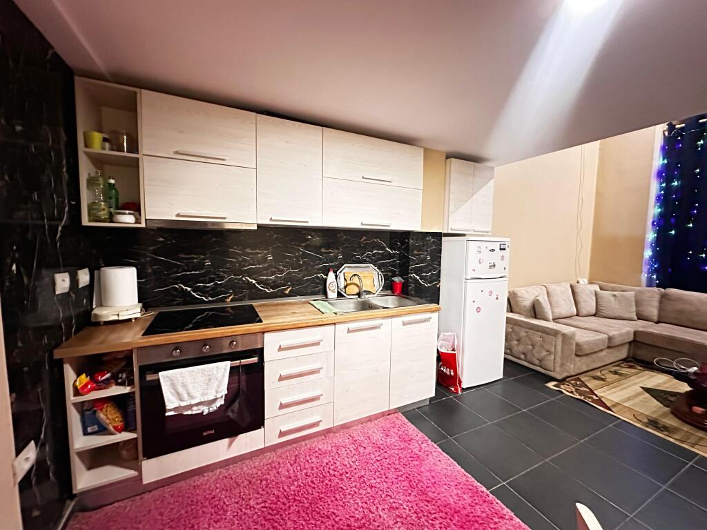 Shitet, Duplex, Liqeni i Thatë, Tiranë