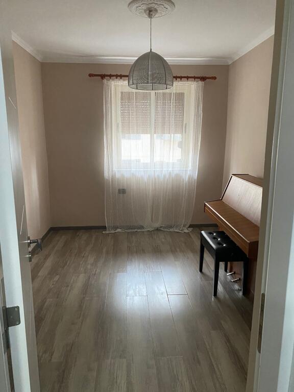 🏢Ne zonen e Varrit te Bamit,jepet me qera apartament 2+1, i mobiluar  55,000Leke
