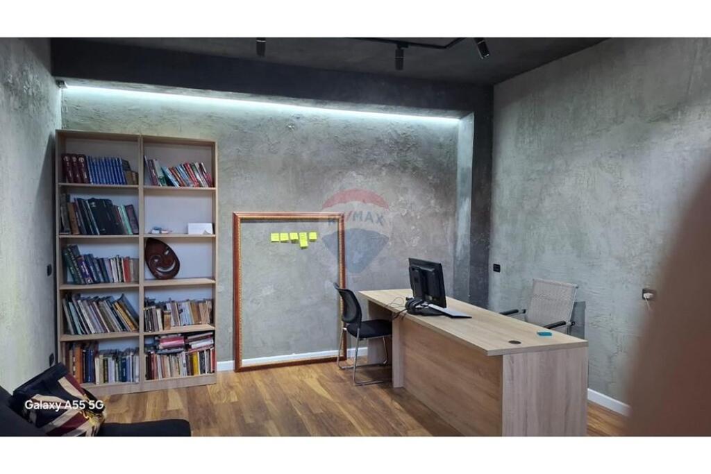 Office for rent in the Paris Commune area.