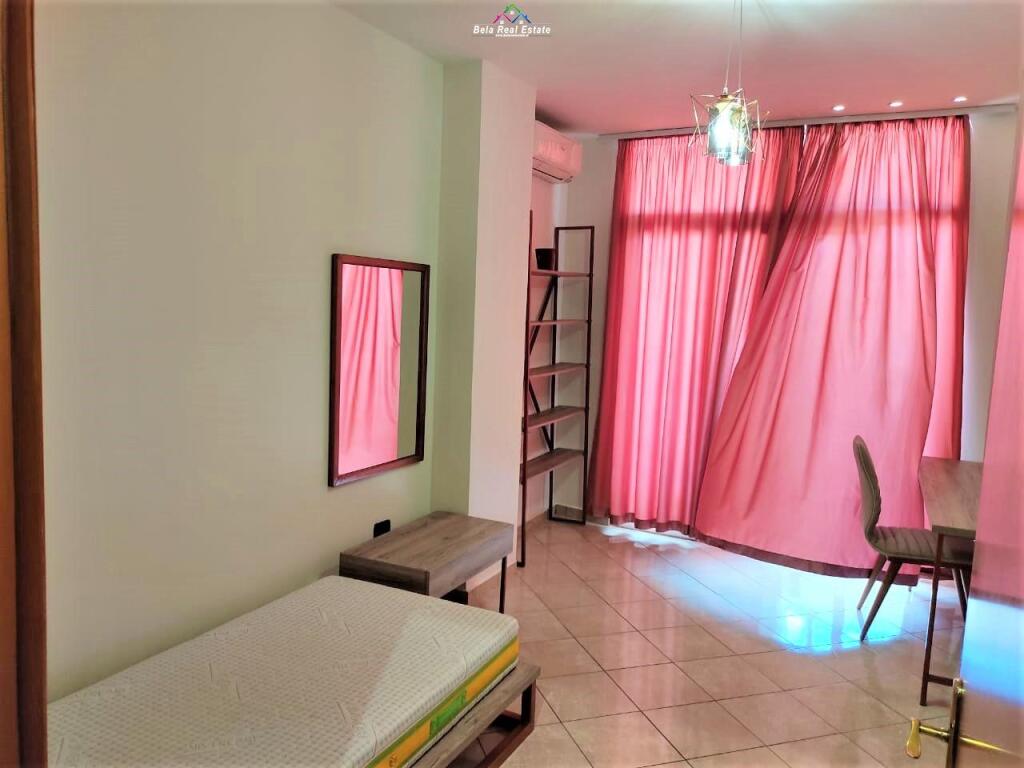 Apartament Me Qera 3+1+2 Tek Komuna e Parisit (ID B230122) Tirane.